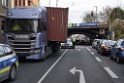 LKW gegen Bruecke wegen Rettungsgasse Koeln Muelheim P06